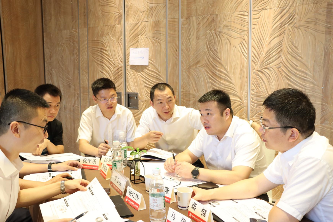 2021年6月25日-26日，尊龙时凯二建组织开展了2021年中高层主管执行力培训。本次培训特邀清华、北大、上海交大总裁班讲师，中国企业家协会特聘高级讲师许晋老师进行授课。
