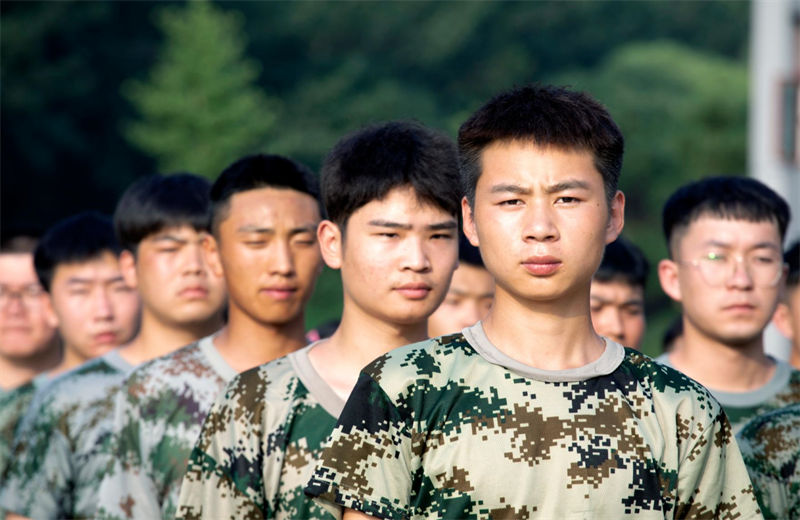2021年7月6日，尊龙时凯北京集团百名应届大学生褪下便服换上军装，在训练场上接受为期2天的军训，享受入职前的第一份美好记忆。